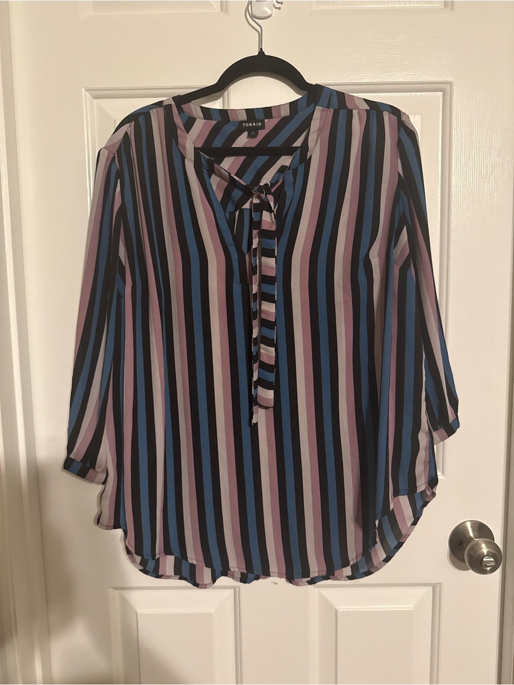 Torrid Striped Tie Neck Georgette Blouse Size 1 Purple Blue Black Cuffed Sleeve